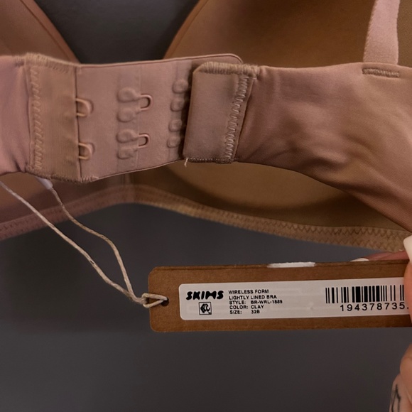 Skims Wireless Form Lightly Lined Bra - Picture 3 of 4